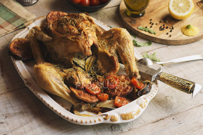 Roasted chicken with grilled potatoes — Stock Photo