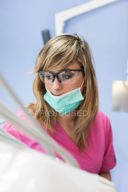Стоматолог працює в клініці — стокове фото
