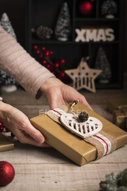 Femme préparant un cadeau pour les vacances de Noël — Photo de stock