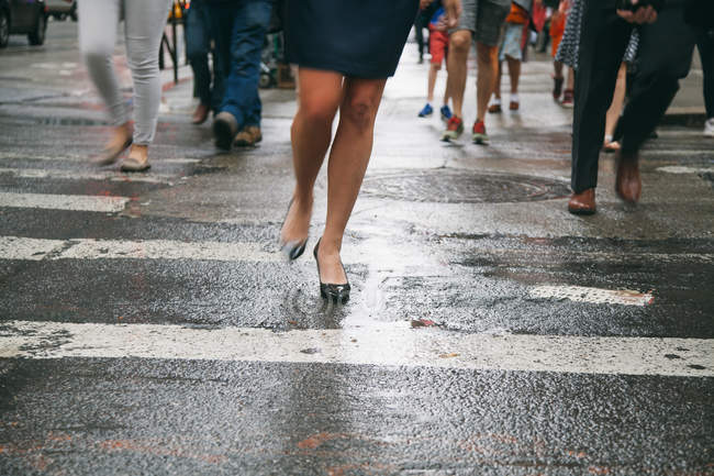 Pessoas que atravessam a rua — Fotografia de Stock