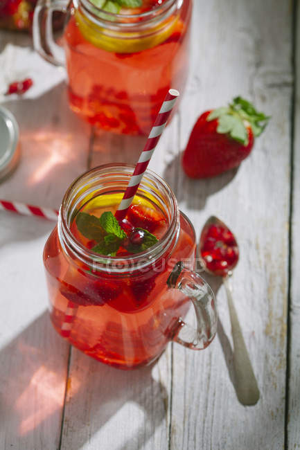 Frische und geeiste Erdbeeren trinken — Stockfoto