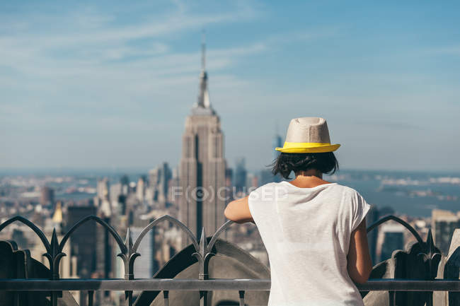 Женщина смотрит на Манхэттен — стоковое фото