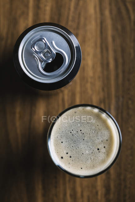 Cerveza en vaso - foto de stock