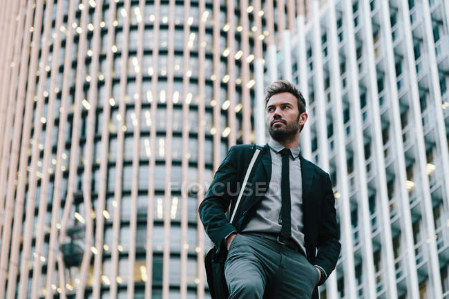 Uomo d'affari in un distretto finanziario — Foto stock