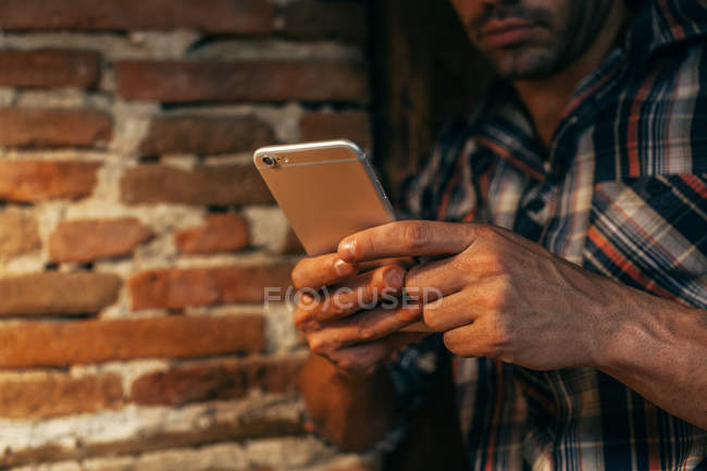 Hombre usando un teléfono celular - foto de stock