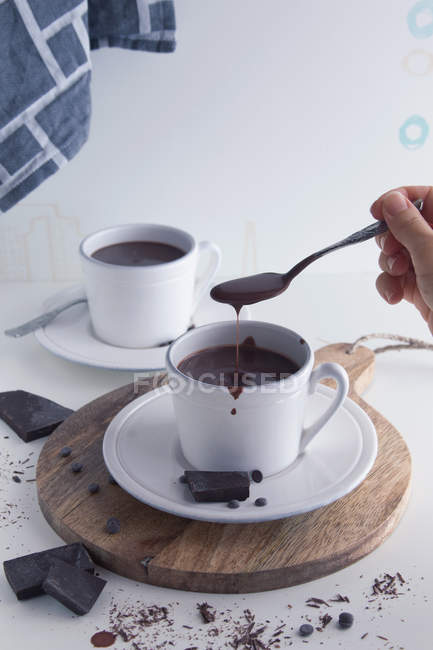 Womman mano comer chocolate caliente - foto de stock