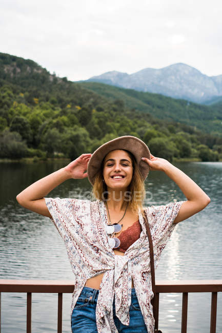 Fröhliche Frau posiert im Sommer — Stockfoto