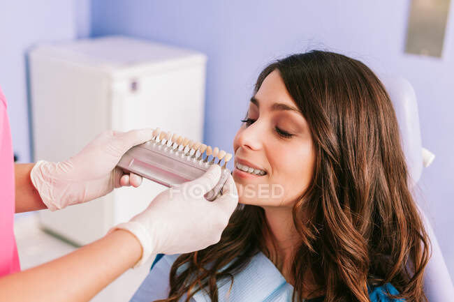 Paziente presso la clinica dentistica in un trattamento di sbiancamento dei denti — Foto stock