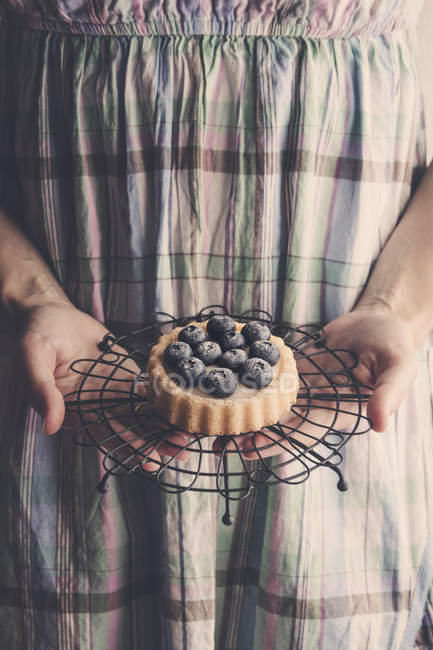 Frau mit süßem Kuchen — Stockfoto