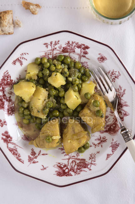 Seehecht in Sauce mit Kartoffeln und Erbsen — Stockfoto