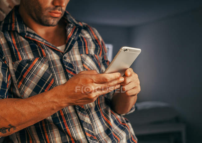 Hombre usando un teléfono celular - foto de stock