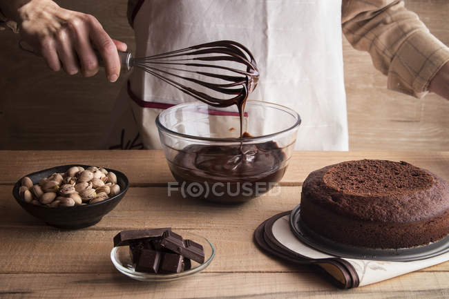 Femme cuisine chocolat noir — Photo de stock