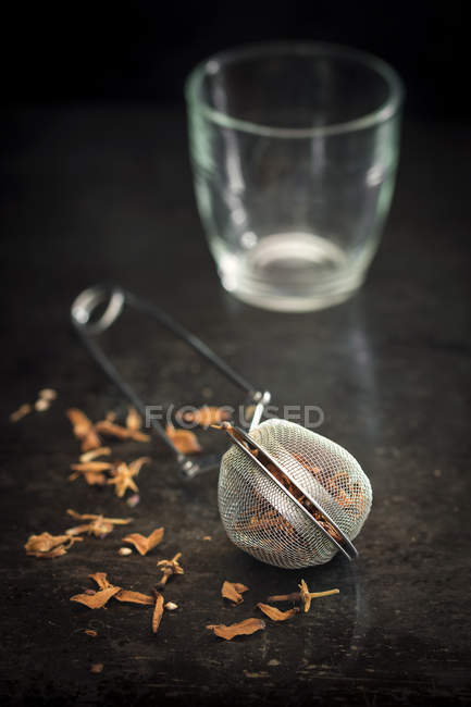 Composición del té con colador de té - foto de stock