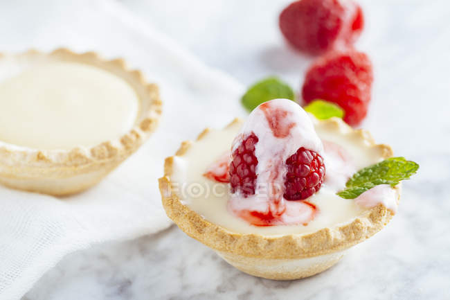 Raspberries tartlets with cream — Stock Photo