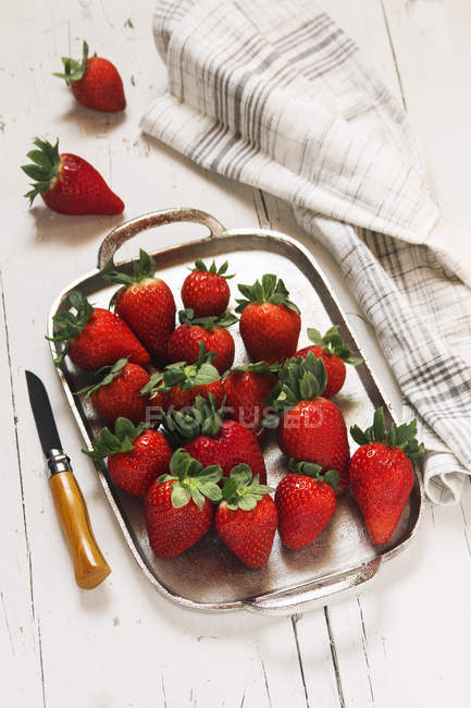 Erdbeeren im Frühling auf Silberteller — Stockfoto