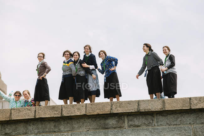Группа молодых женщин-амишей — стоковое фото