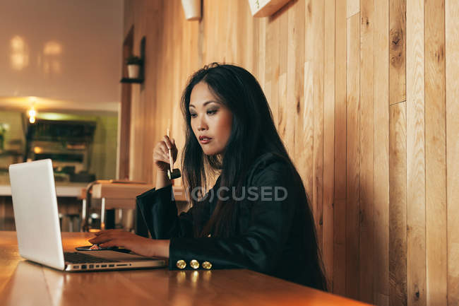 Elegant Asian Woman — Stock Photo