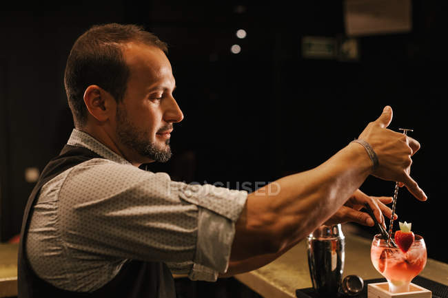 Barman Preparing a Strawberry Cocktail — Stock Photo