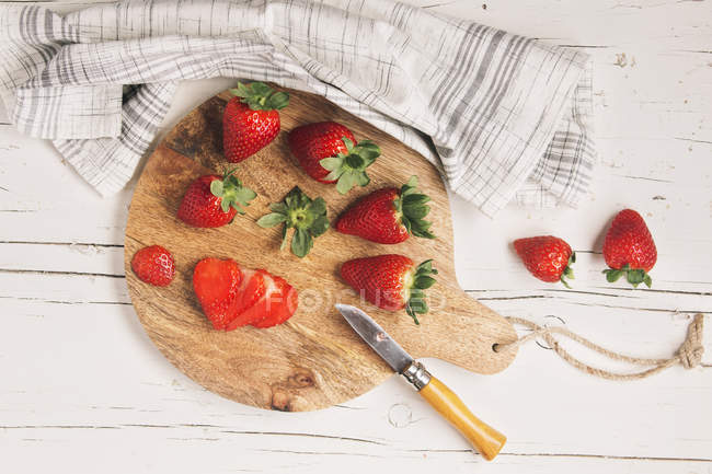 Frau schneidet Erdbeeren — Stockfoto