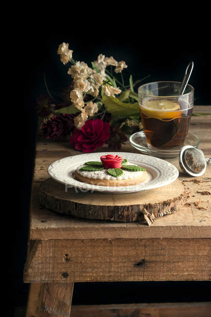 Tee mit Zitrone und dekoriertem Plätzchen — Stockfoto