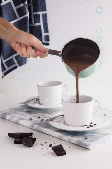 Chocolate quente sobre branco — Fotografia de Stock