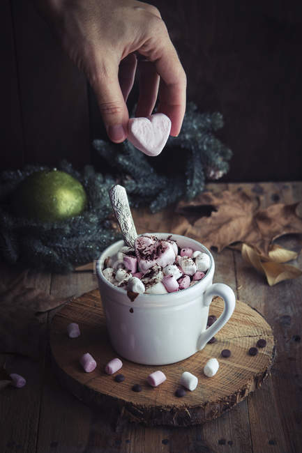 Marshmallows and hot chocolate cup — Stock Photo