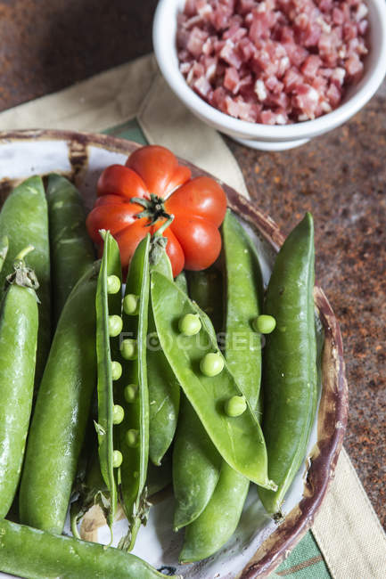 Fresh green peas with ham — Stock Photo