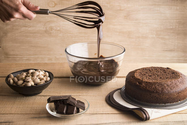 Frau kocht Kuchen aus dunkler Schokolade — Stockfoto