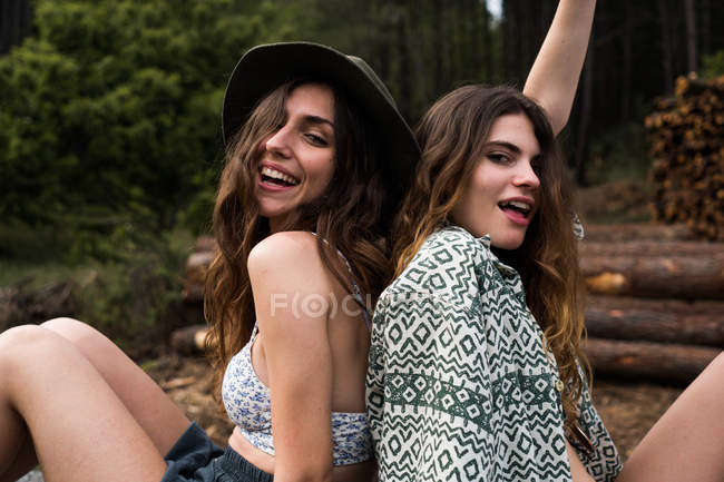 Zufriedene Frauen posieren für die Natur — Stockfoto