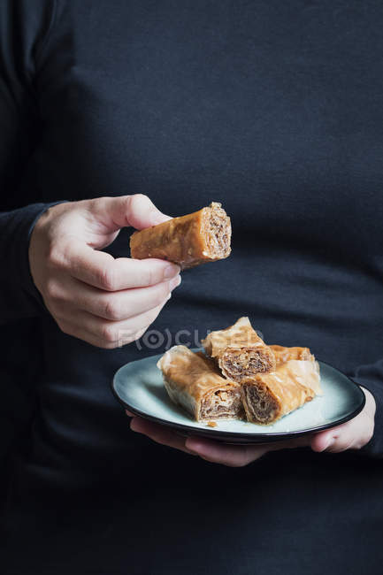 Woman hand holding sweet pastry — Stock Photo