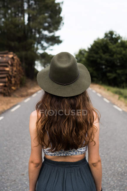 Vue arrière de la femme sur la route — Photo de stock