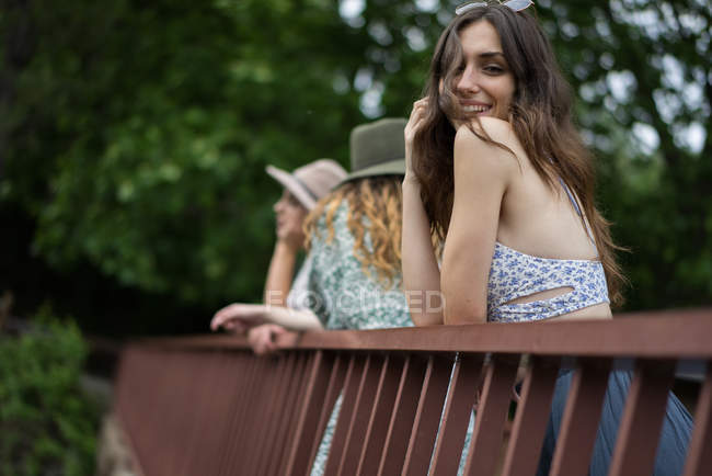 Belle ragazze in posa sul ponte — Foto stock