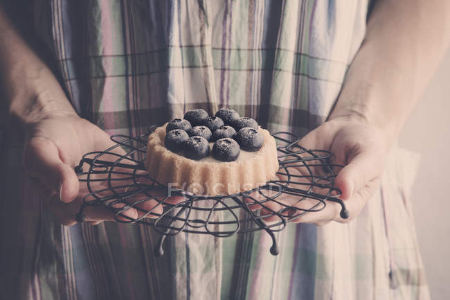 Жінка тримає солодкі торти — стокове фото
