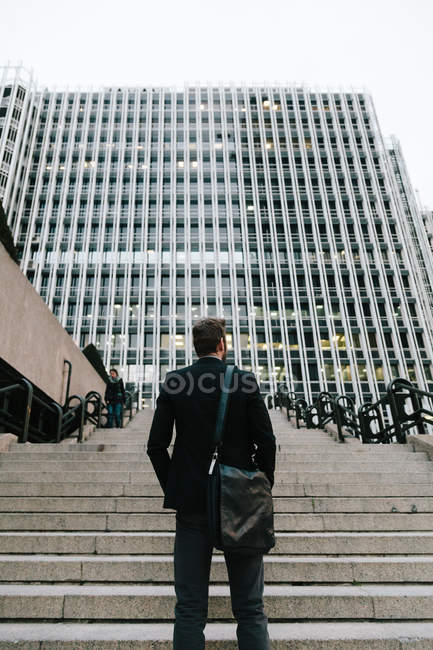 Homme d'affaires dans un quartier financier — Photo de stock
