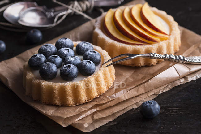 Tartlets with blueberries and peaches — Stock Photo