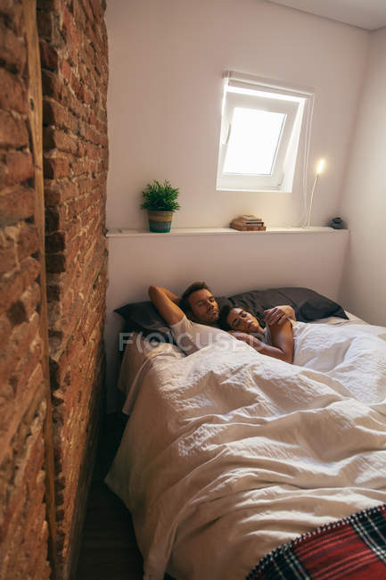 Jovem casal dormindo na cama — Fotografia de Stock