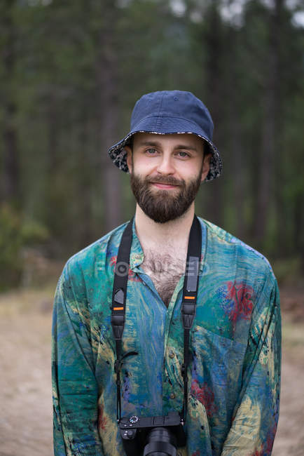 Sonriente hombre con cámara fotográfica - foto de stock