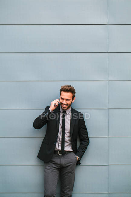 Joven hombre de negocios hablando por teléfono - foto de stock