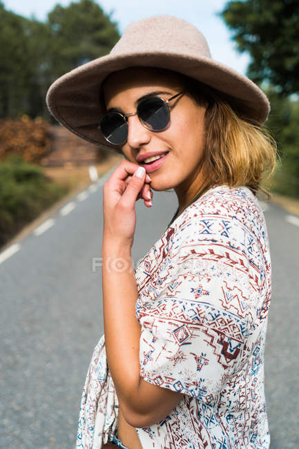 Hübsches Mädchen mit Hut posiert auf der Straße — Stockfoto