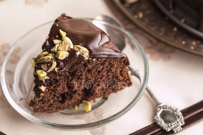 Pedazo de pastel de chocolate - foto de stock