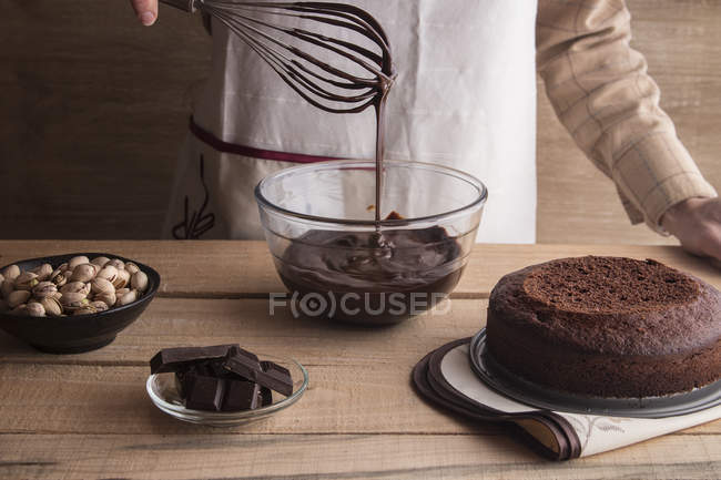 Mus mimar Infantil Mujer cocinando pastel de chocolate negro — tarta, Sabroso - Stock Photo |  #166166288