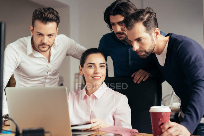 Multiethnische Geschäftsleute, die in einem angesagten Büro arbeiten — Stockfoto