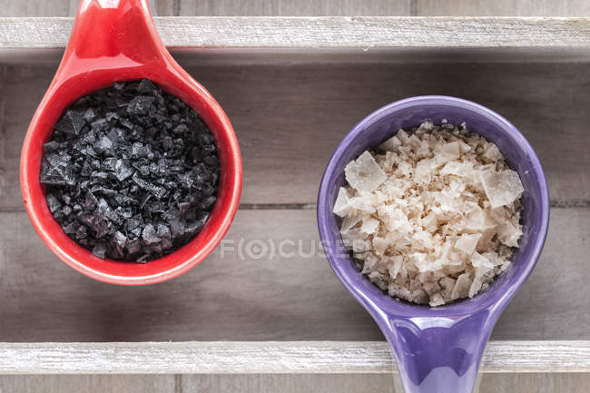 Різні типи продуктів харчування грубої солі — стокове фото