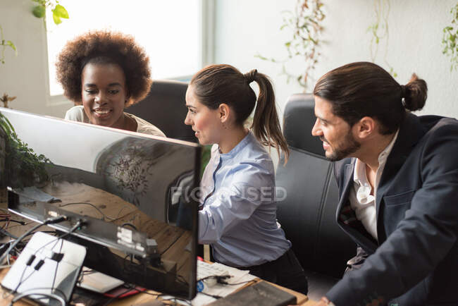 Pessoas de negócios multi-étnicas que trabalham em um escritório na moda — Fotografia de Stock