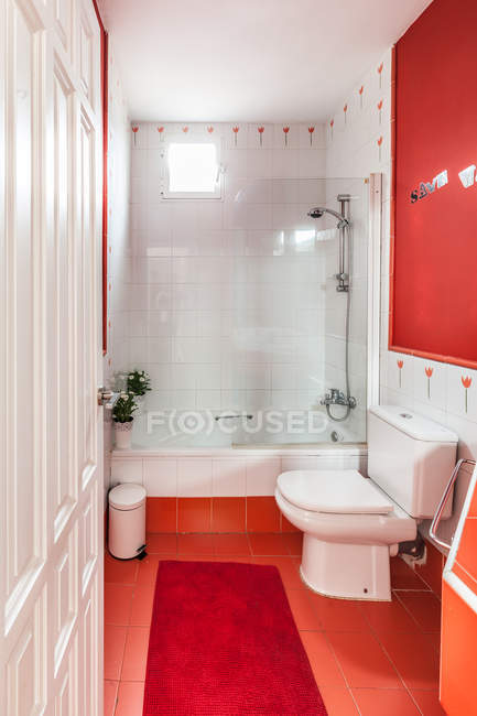 Уютная современная ванная — стоковое фото