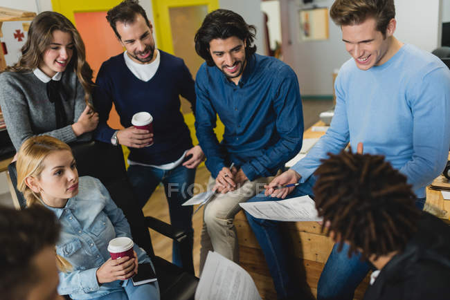 Visão de alto ângulo de pessoas multi-étnicas de negócios conversando enquanto se encontram — Fotografia de Stock