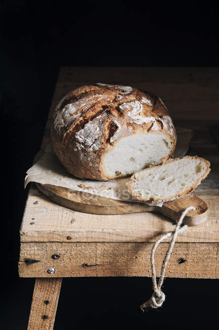 Домашний хлеб на доске — стоковое фото