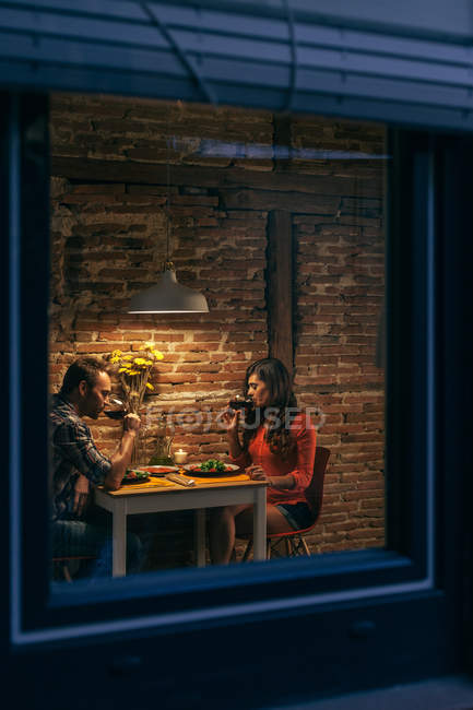 Coppia giovane Cena in Appartamento Rustico — Foto stock