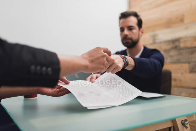 Erntehelfer geben Geschäftspartner einen Stift, um Papiere zu unterschreiben — Stockfoto