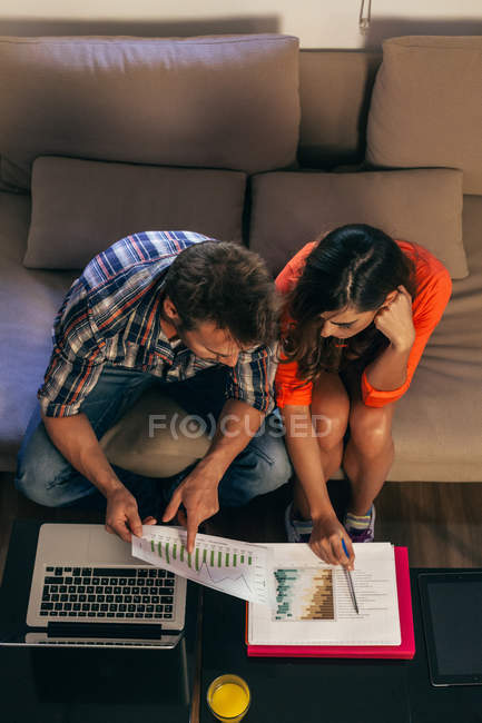 Giovane coppia che lavora a casa — Foto stock